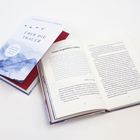 Buchtitel: „Über die Trauer“ von Annemarie Stoltenberg, daneben aufgeschlagenes Buch. Cover in Blau und Weiß gehalten.