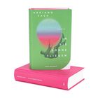Ein Buch mit grünem Cover zeigt stilisierte rosa-orangefarbene Kugel und der Text lautet: "ADRIANO SACK IN DIE SONNE FLIEGEN".
