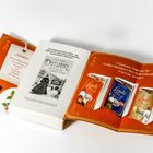 "Zum Dahinschmelzen schön" und "Opulente Saga um die weltberühmten Chocolatiersfamilien." Dunkle Schokolade und Bücher.