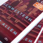 Text: "SCHWESTERN" und "VOR ALLEM". Ein dtv-Logo. Zeigt ein altes Foto von Mädchen, stehend auf einer Treppe.