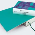 „Elias Canetti – Hochzeit, Komödie der Eitelkeit, Die Befristeten, Die Affen-Oper.“ Ein Buch mit türkisfarbenem Einband.