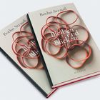 Zwei Bücher mit dem Titel "Bleiben und Blicken" von Botho Strauß. Rote Gummibänder liegen auf dem Cover.