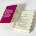 Ein Buch mit pinkem Einleger: "Gelassenheit macht stark". Geöffnet auf der Inhaltsseite mit thematisierten Kapiteln.