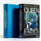 "QUEEN OF FACES, Die Königin der tausend Gesichter, Petra Lord." Ein dunkelblaues Cover mit fantastischer Illustration.