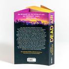 DU SCHAUST ZU. DU RÄTSELST MIT. DU VERTRAUST IHNEN. DEIN FEHLER. Vertikaler Text: DEAD AIR. Darunter: Josi Wismar, über Bergsilhouette.