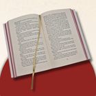 „Theo of Golden“ von Allen Levi. Ein Stapel roter Bücher, Text: "English Edition", Feder-Illustration.