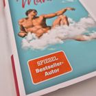 Text: "SPIEGEL Bestseller-Autor". Illustration eines muskulösen Mannes auf Wolken mit blauem Hintergrund.