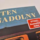 Text: "Sten Nadolny" und "SPIEGEL Bestseller-Autor" auf blauem Hintergrund, zeigt Buchcover.