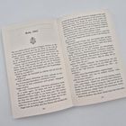 Text: "Rom, 1965". Unterstrichen von einem dekorativen Symbol. Zwei beschriebene Buchseiten in einem aufgeschlagenen Buch.