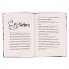 Auf der linken Seite steht "Sieben" neben einer gezeichneten Maus. Text erzählt Mias Abenteuer in einer Schulkantine.