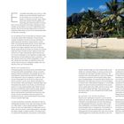 „WO DAS HERZ DER INSEL LIEGT? ICH HABE ES IN DEN VIELEN KLEINEN MOMENTEN IN DER NATUR GEFUNDEN. UND DER HERZLICHEN MENTALITÄT DER MAURITIANER.“ Rechts oben steht ein tropischer Strand mit Palmen. Links unten sind drei kleinere Bilder: Ein rotes Gebäude, eine Frau im Wasser mit grünem Shirt, und ein Hotelstrand mit Bergen.