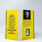 Zitat: "Manche Monster sahen aus wie normale Menschen..." Rechts Foto von einem Mann, darunter Name und Infos zu Larz Menz. Buchcover von "Die Schanze".
