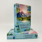 "Töchter des Himalaya" von Amelia Martin. Buch mit blauen Blumen und Himalaya-Berglandschaft auf dem Cover.