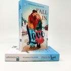 "FALL IN Love", "ULLSTEIN", "ROMANA STAUFFER". Ein romantisches Cover mit einem Paar im Schnee vor einem Haus und Bäumen.