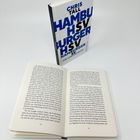 Das Buch trägt den Titel "CHRIS TALL HAMBURGER HSV" und darunter steht "EINE LIEBESERKLÄRUNG". Es ist teilweise geöffnet.