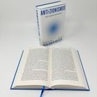 Ein geschlossenes Buch mit dem Titel "ANTI-ZIONISMUS: EINE JÜDISCHE GESCHICHTE" von Benjamin Moser steht hinter einem offenen Buch.