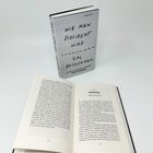 "Wie man Dissident wird" von Gal Beckerman. Ein Buch steht aufrecht, das andere ist geöffnet bei Kapitel 5: "Sei wachsam".