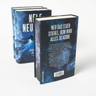 Zwei Bücher mit dunklen Covern. Auf einem steht: "Wer das Feuer stiehlt, dem wird alles zu Asche." Verlagsname unten.