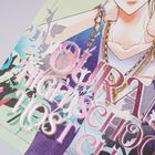 "OURAN HIGH SCHOOL HOST CLUB" in großen, eleganten Buchstaben. Sanfte Farben, Blumenmuster, Schmuck und ein gezeichneter Arm.
