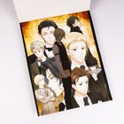 Zu sehen ist eine Anime-Illustration mit mehreren jüngeren Männern in eleganter Kleidung vor einem goldenen Hintergrund.
