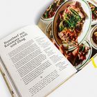 Roastbeef mit Kalamata-Aioli und Zhug. Offenes Kochbuch mit Rezepttext und Foto eines Gerichts auf einem Teller.