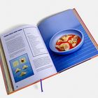 "MAPO-TOFU-WAN-TANS" steht groß. Rezepttext links, rechte Seite zeigt blaue Schale mit Wan-Tans in roter Sauce.