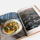 "Würzige Hühnersuppe, Rezept auf Seite 152. Das Kohlfeld bei Winter." Links Suppe in gemustertem Teller, rechts Kohl.