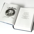 Auf der linken Seite ein Porträt von zwei Männern mit Unterschrift. Rechts Titel: "Reise um die Welt" von Johann Reinhold Forster.