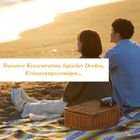 „Trainiere Konzentration, logisches Denken, Erinnerungsvermögen...“ Zwei Personen sitzen am Strand bei Sonnenuntergang.