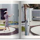 Links oben steht "TATI SHOOTS", rechts oben "MON ONCLE". Eine moderne Szene mit drei Personen.