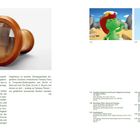 1.21: Ein Kaleidoskop-ähnliches Objekt mit Holzrahmen.
1.22: Grüner Cartoon-Drache mit Cowboyhut in Wüstenkulisse.
1.23: Orangener Cartoon-Drache tanzt im Freien.