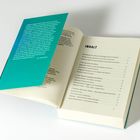 Ein offenes Buch zeigt ein Inhaltsverzeichnis. Links ist ein türkisfarbener Buchdeckel mit einem Zitat von Dr. Anne Karl.