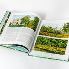 "BLACK UP THE THAMES", "STRAWBERRY HILL, TWICKENHAM"; ein aufgeschlagenes Buch mit Bildern eines Gebäudes und einer Allee.