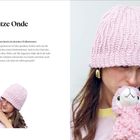 „Mütze Onde“ - Feminine, gehäkelte Mütze mit Wellenmuster. Frau trägt rosa Mütze, kuschelt Plüschtier.