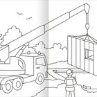Illustration: Ein Kran hebt eine Wand, ein Bauarbeiter mit Helm beobachtet. Bäume im Hintergrund.