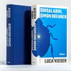 Buchtitel: "Simsalabim, Simon Brenner". Autor: Luca Kieser. Blauer Hintergrund mit abstraktem Insekt.