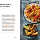 "Crispy Chicken-Fingers mit Mango-Tomaten-Salat. Zubereitungszeit 15 Minuten." Rechts: Teller mit Chicken-Fingers und bunter Salat.