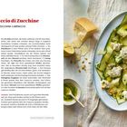 „Carpaccio di Zucchine“, Kochrezept mit Zubereitungsanleitung. Rechts ein Teller mit Zucchini, Käse und Pinienkernen.