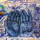 Illustration: Zwei blaue, aneinandergelegte Hände, umgeben von abstrakten blauen und gelben Mustern und Formen.