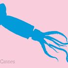 Text: Cannes. Blaues Tintenfisch-Silhouetten-Logo auf rosa Hintergrund.