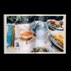 Kein Text sichtbar. Ein gedeckter Tisch mit Gläsern, Tellern und verschiedenen Speisen, darunter Pommes und ein Glas Wasser.