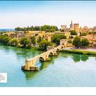 Text: "Ein Kinderlied machte sie bekannt: Die berühmte Saint-Bénezet-Brücke in Avignon..."  
Bild: Fluss, Brücke, mittelalterliche Stadt.