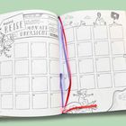 Text: "meine REISE," "MONATSÜBERSICHT," "Öffentliche Party." Kalenderlayout, Illustrationen mit Reisesymbolen und Wellen.
