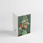 Eine Leinenkartengestaltung zeigt eine Vase mit bunten Blumen. Links unten befindet sich ein kleines Hase-Logo.