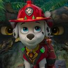 Ein animierter Dalmatiner-Welpe in einer Feuerwehruniform steht vor großen Augen im dichten Dschungel.