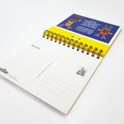 Text auf Kartenrückseite: "Reclam". Aufgeschlagenes, gebundenes Deckblatt zeigt bunte Illustrationen und weiteren Text.
