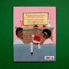 Text über einer Illustration: "In the days leading up to Christmas, Khalil's family was full of cheer..." Eine Familie sitzt zusammen.