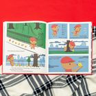 Texte: Nico, Nina, Luca, Lucia, Aldo, Ava. Here I come! "You found me!" says Nico. "You are a very good hider," says Piccolo. Grazie. 

Eine Illustration zeigt ein Tier mit einer roten Mütze und Entenküken im Park.