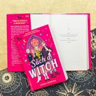 Ein Buch mit dem Titel "Such a Witch" von Sarah Henning. Auf dem Cover sind drei Personen gezeichnet.