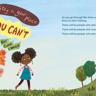 Texte: "JUST GIVE UP!", "NO!", "YOU CAN'T", "WORTHLESS". Illustration eines Mädchens auf einem Hügel mit negativen Gedankenblasen.
